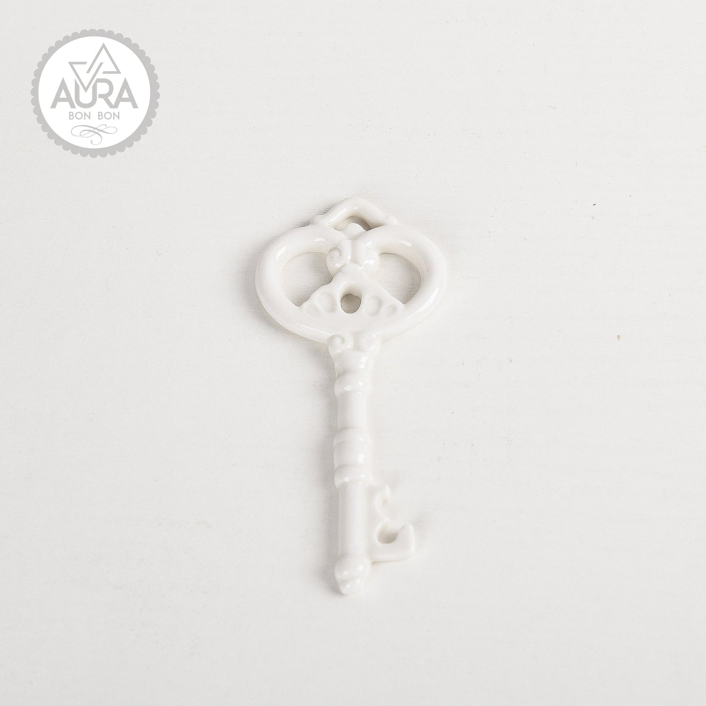 Chiave bianca in ceramica 9,2x4,2x0,5cm